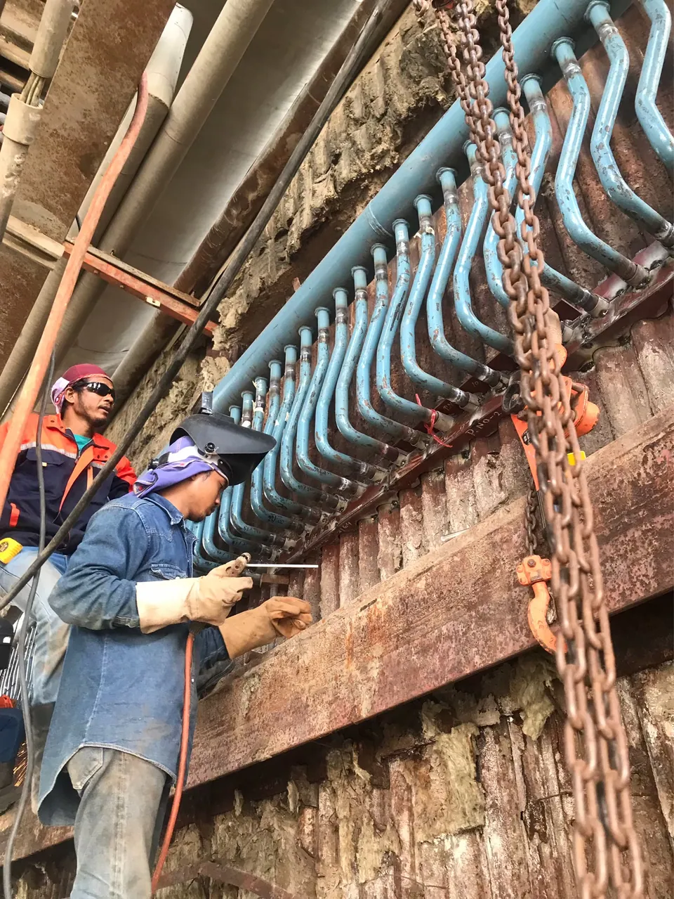 Economizer coil replacement with chain-block rigging