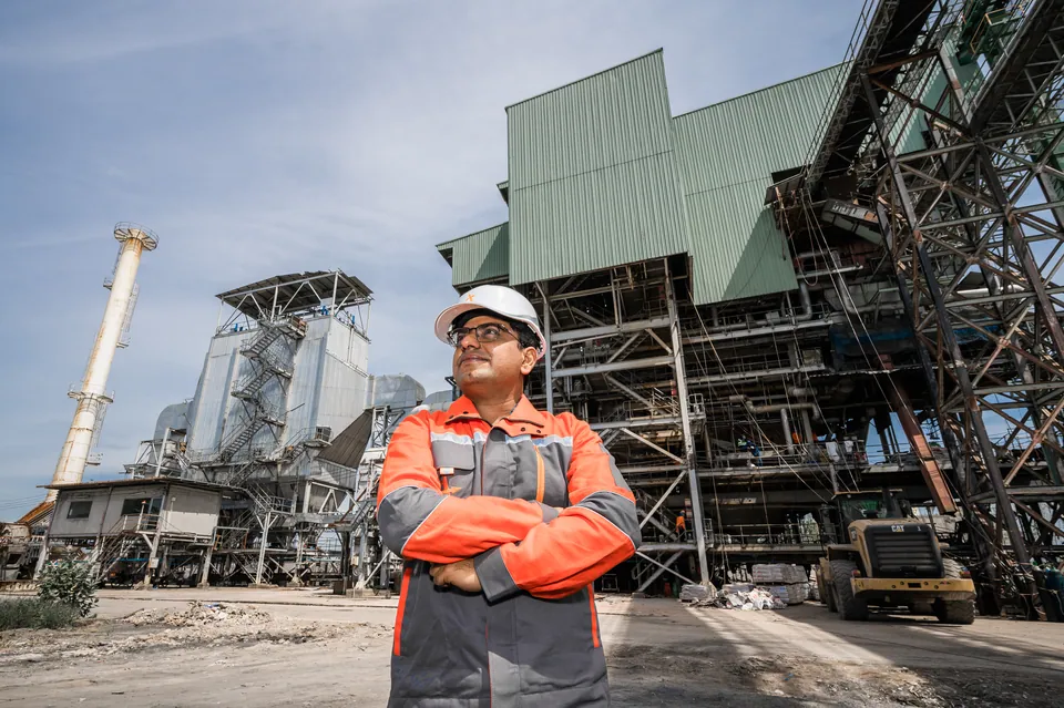 Biomass boiler and fuel-handling plant