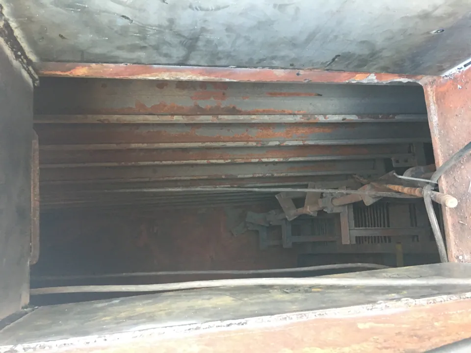 Collecting plate lower edges seen from inside the hopper