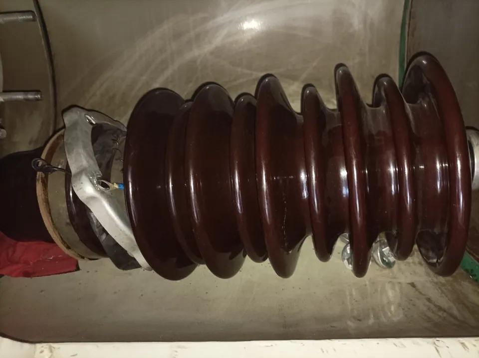 Porcelain support insulator for the high-voltage frame
