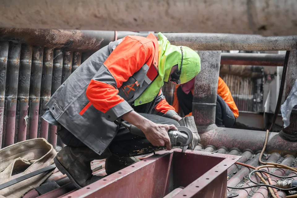 Grinding a tube-panel weld preparation on site