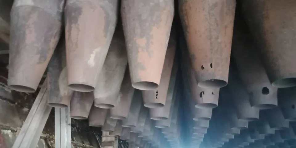 Cyclone cone outlets and dust discharge below the tube plate