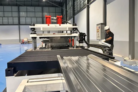 Hydraulic press and cut-off station forming an ESP collecting plate at Arrow Energy Samut Sakhon